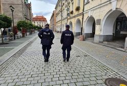 Koronawirus w Polsce. Bezobjawowy protest w Legnicy. Więcej policjantów niż antycovidowców