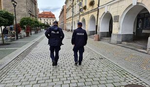 Koronawirus w Polsce. Bezobjawowy protest w Legnicy. Więcej policjantów niż antycovidowców