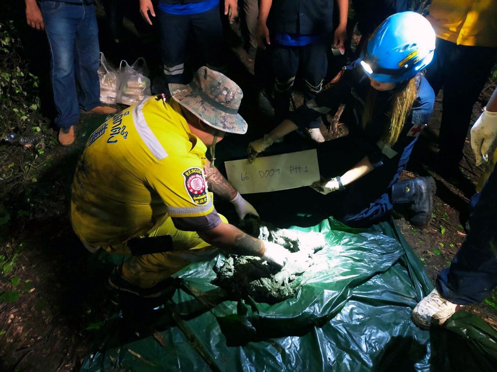 A handout photo made available by the Poh Teck Tung Foundation shows rescue workers collecting evidence at the site while conducting a search and rescue operating to recover the wreckage of a plane after it crashed into a mangrove forest in Chachoengsao province, Thailand, 23 August 2024. A small plane with nine people on board was found in the mud after it crashed in a mangrove forest in Chachoengsao province. All nine passengers, including five Chinese tourists from Hong Kong, two Thai female crew and the Thai pilot and co-pilot were killed in the crash, according to the Governor of Chachoengsao Province. EPA/PARTYA CHURARAT / HANDOUT HANDOUT EDITORIAL USE ONLY/NO SALES Dostawca: PAP/EPA.