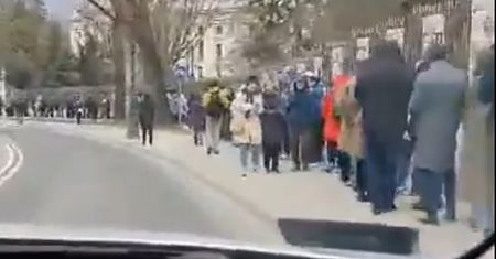 Sceny w Warszawie, ogromna kolejka. "Rosja będzie wolna"