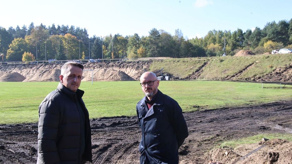 Ruszyła przebudowa stadionu Granatu w Skarżysku-Kamiennej. Na zdjęciu od prawej Arkadiusz Bogucki - prezydent Skarżyska-Kamiennej i Konrad Wikariusz - pierwszy zastępca prezydenta Skarżyska - Kamiennej.