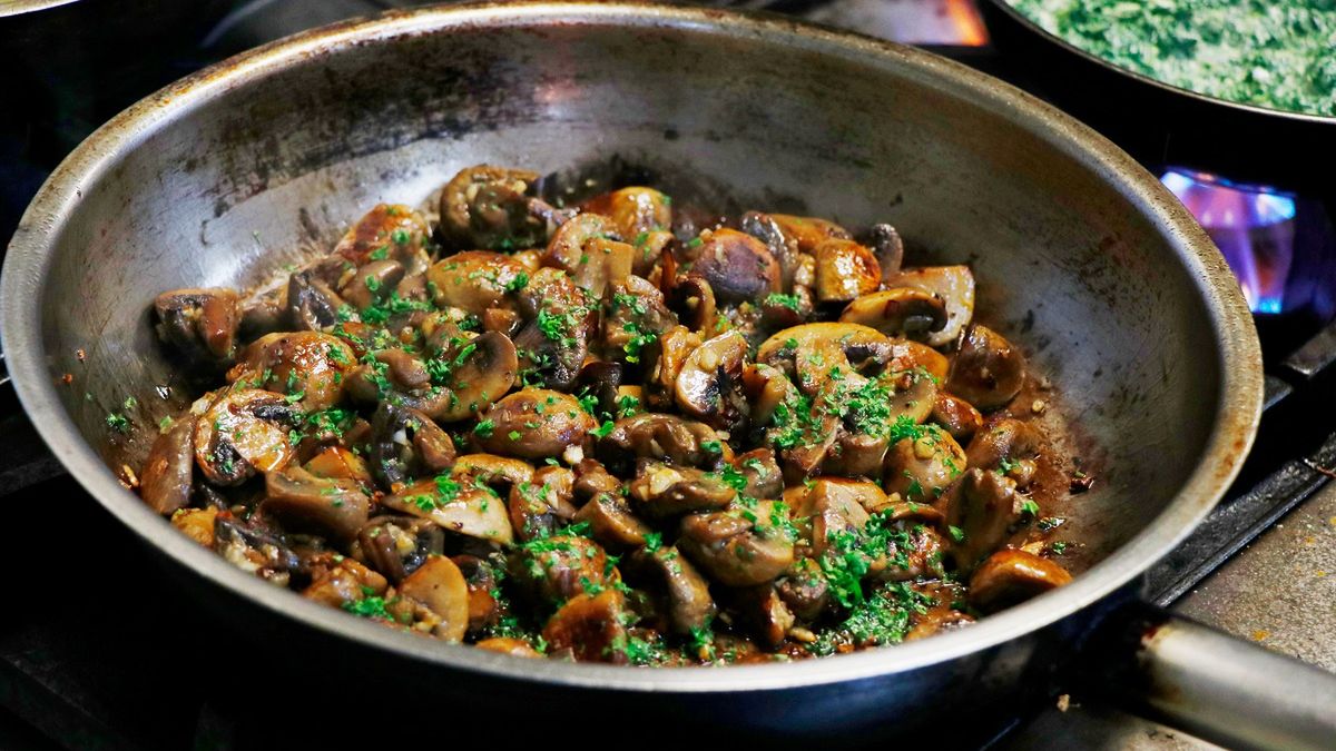 Błąd, którego lepiej unikać. Ten dodatek psuje smak grzybów