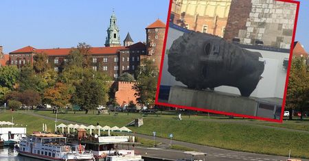 Słynna rzeźba otoczona toaletami. Skandal w Krakowie