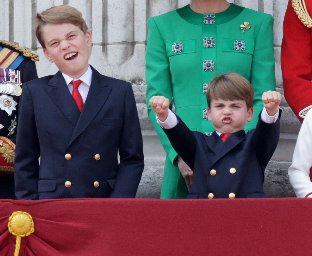 Członkowie rodziny królewskiej na balkonie Pałacu Buckingham