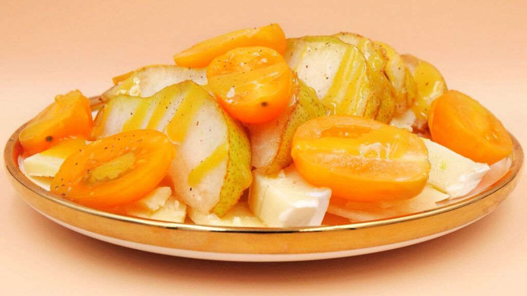 Sałatka serowa z gruszką i sosem musztardowym przepis