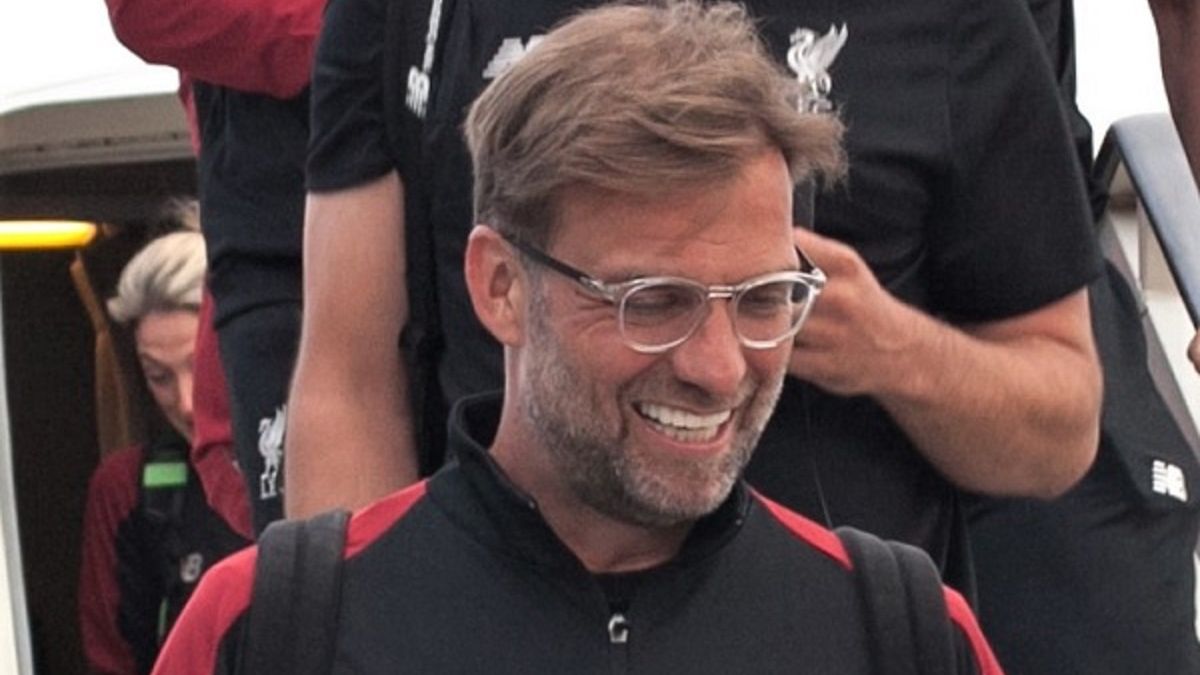 Juergen Klopp w momencie wysiadania z samolotu