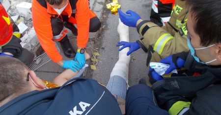 Mur przygniótł kobietę w Warszawie. Brawa dla chłopców za błyskawiczną reakcję