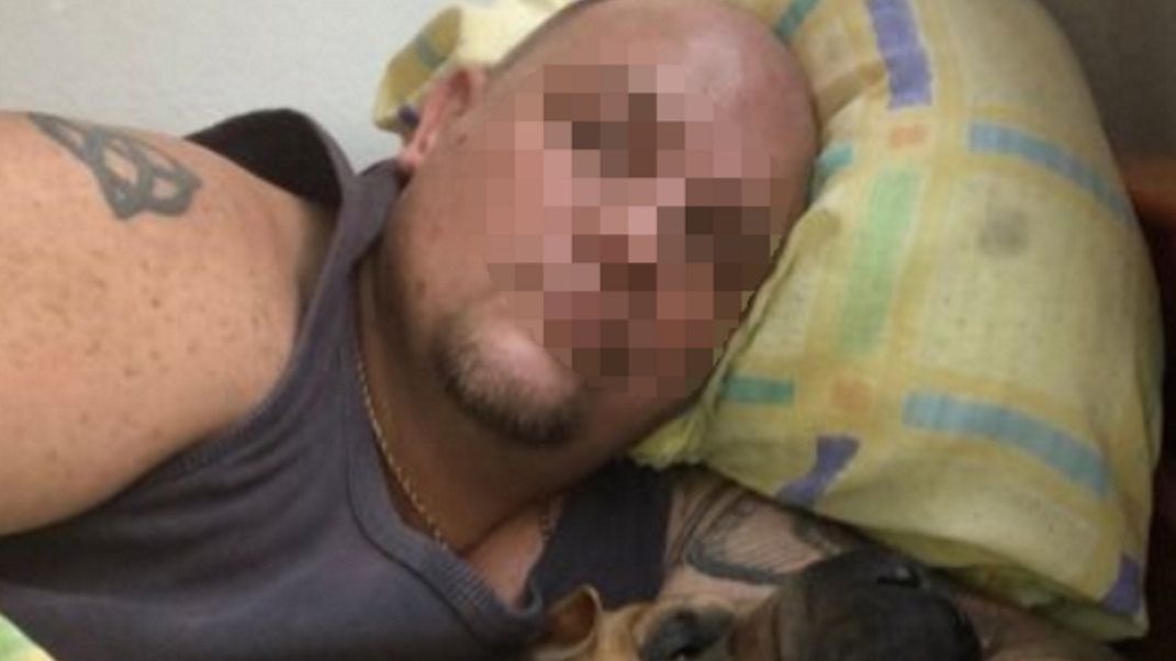 Remigiusz D.  miał suczkę rasy shar pei o imieniu Tiara. 