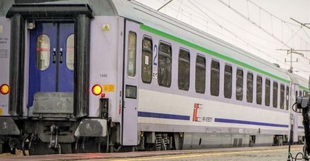 Kupił bilet na pierwszą klasę. 6 godzin jechał na korytarzu przy toalecie