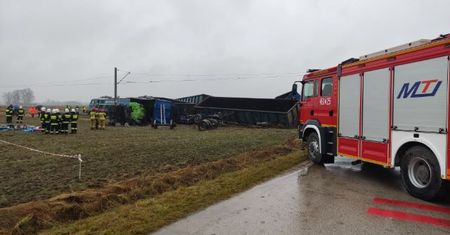 Pociąg staranował TIR-a. Koszmarny wypadek w Gołuchowie