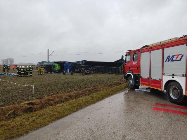 Pociąg staranował TIR-a. Koszmarny wypadek w Gołuchowie