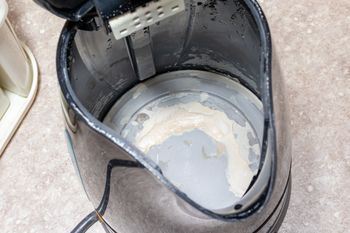 Zamiast wyrzucać do śmieci wrzuć do czajnika. Pomogą usunąć kamień