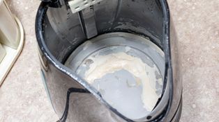 Zamiast wyrzucać do śmieci wrzuć do czajnika. Pomogą usunąć kamień