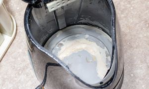 Zamiast wyrzucać do śmieci wrzuć do czajnika. Pomogą usunąć kamień