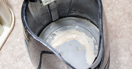 Zamiast wyrzucać do śmieci wrzuć do czajnika. Pomogą usunąć kamień