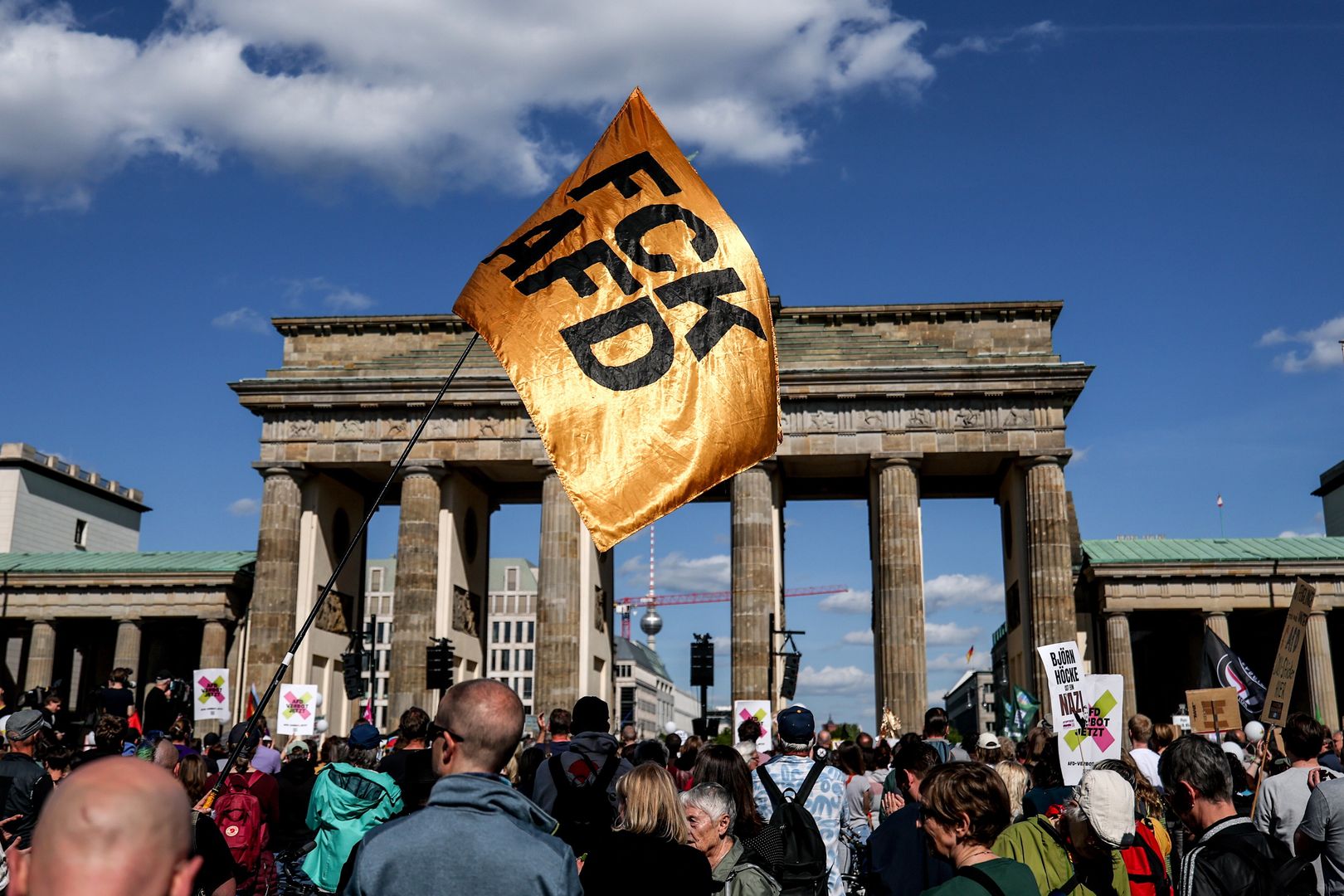 Demonstration calls for ban on Germany's AfD party in Berlin
epaselect epa12091933 A participant waves a banner while taking part in a demonstration calling for a ban on Germany's far-right AfD party under the slogan 'No more excuses! AfD ban now!', in front of the Brandenburg Gate in Berlin, Germany, 11 May 2025.  EPA/FILIP SINGER 
Dostawca: PAP/EPA.
FILIP SINGER
epaselect