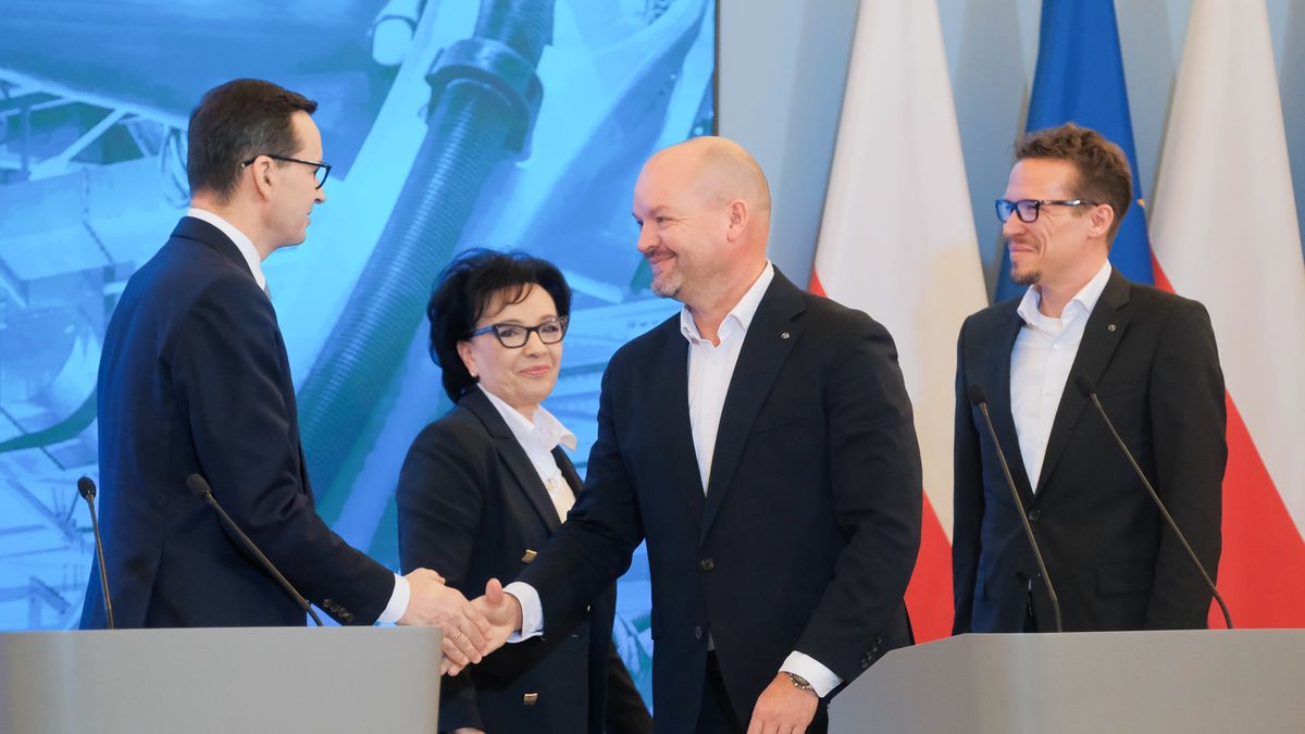 Mercedes będzie produkował elektryczne auta dostawcze w fabryce w Jaworze. Na zdj. od lewej: Premier Mateusz Morawiecki, marszałek Sejmu Elżbieta Witek, członek zarządu Mercedes-Benz Group AG Joerg Burzer i szef MB Motors Mercedes-Benz Mathias Geisen