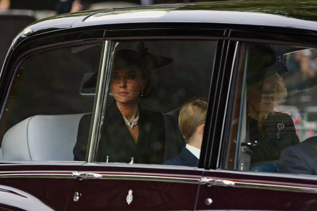 Księżna Kate z dziećmi na pogrzebie Elżbiety II