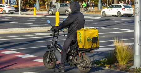 Pędzą po ścieżkach 50 km/h. Ekspert bije na alarm