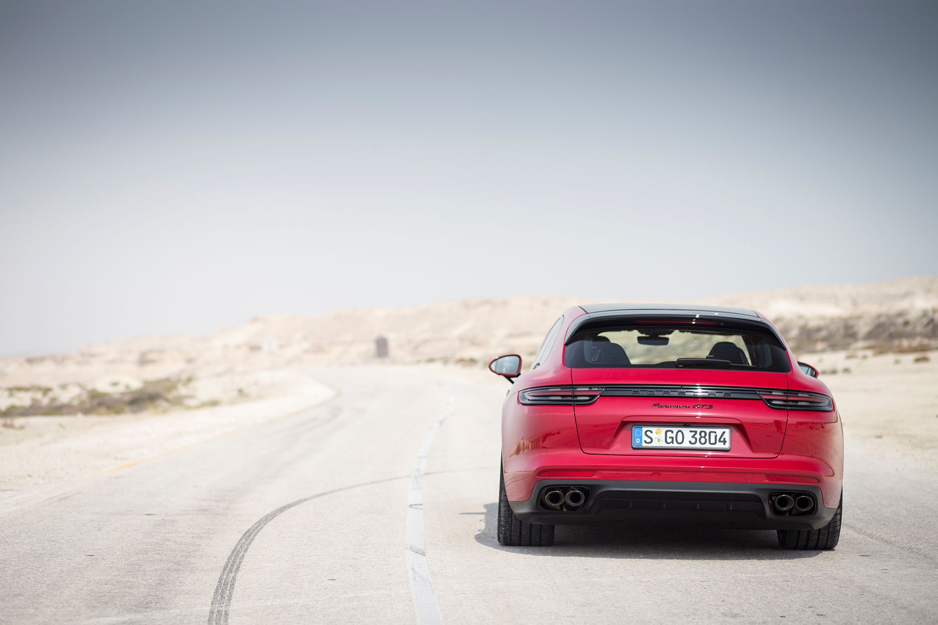 Panamera GTS Sport Turismo dalej jest więc tak samo zaczepnym, strzelającym z układu wydechowego i imponująco skutecznym na zakrętach drogowym atletą co podstawowa wersja pięciodrzwiowa, tylko z bagażnikiem zwiększonym z 495 do 520 litrów.