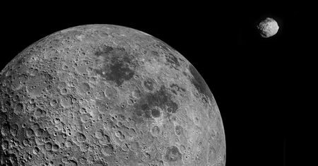 Może uderzyć w Księżyc. Wywoła deszcz meteorytów i zniszczy satelity