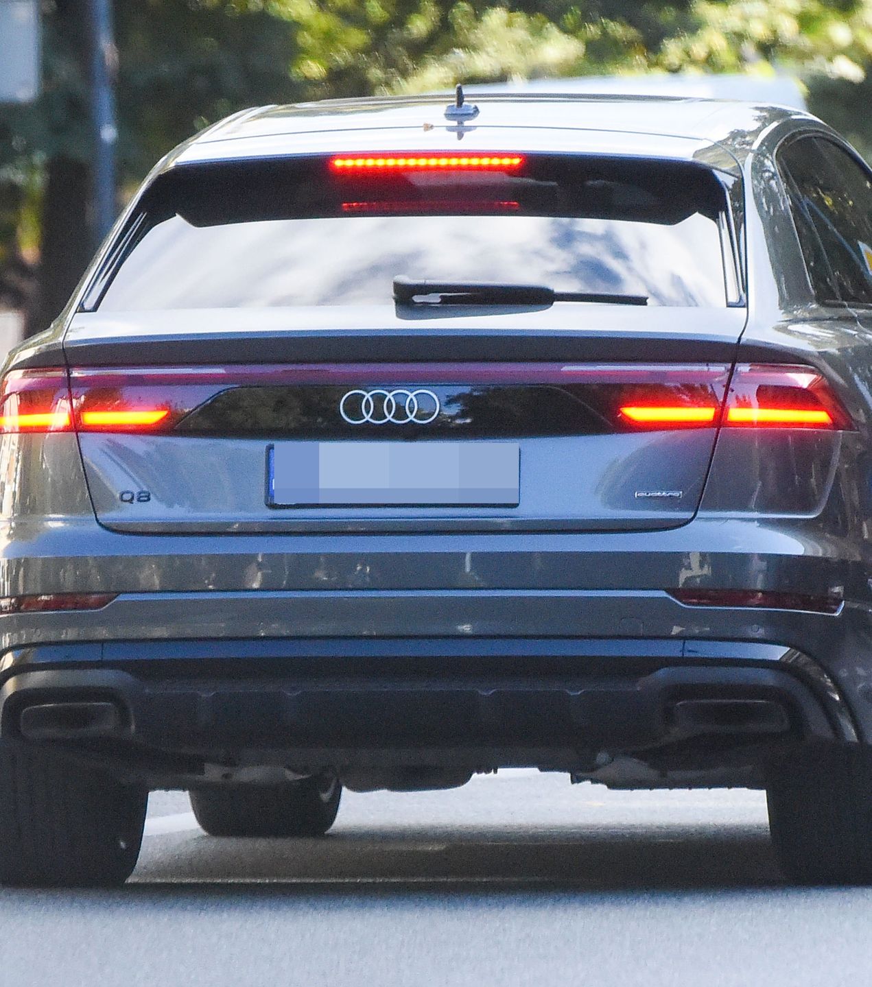 Paweł Deląg maszeruje po Warszawie i wsiada do audi