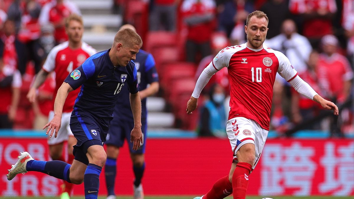 Christian Eriksen w czerwonej koszulce