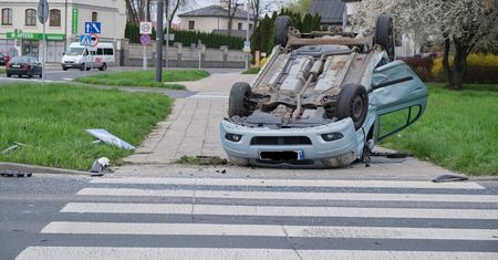 Groźne dachowanie na rondzie w centrum Lublina. Lexus uderzył w toyotę, jedna osoba poszodowana