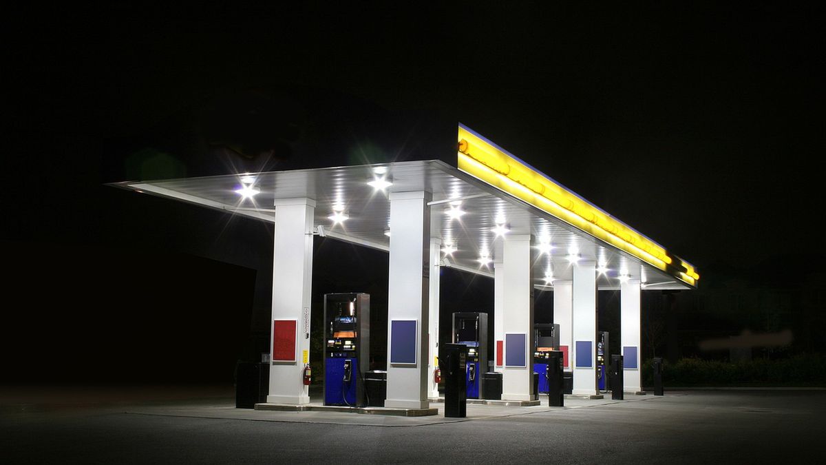 Pijany sprzedawca na stacji paliw 