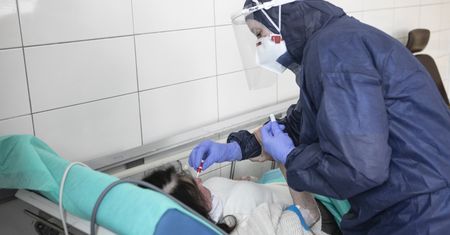 Ile naprawdę mamy zakażeń? Ekspert wyjaśnia "ciemną liczbę"