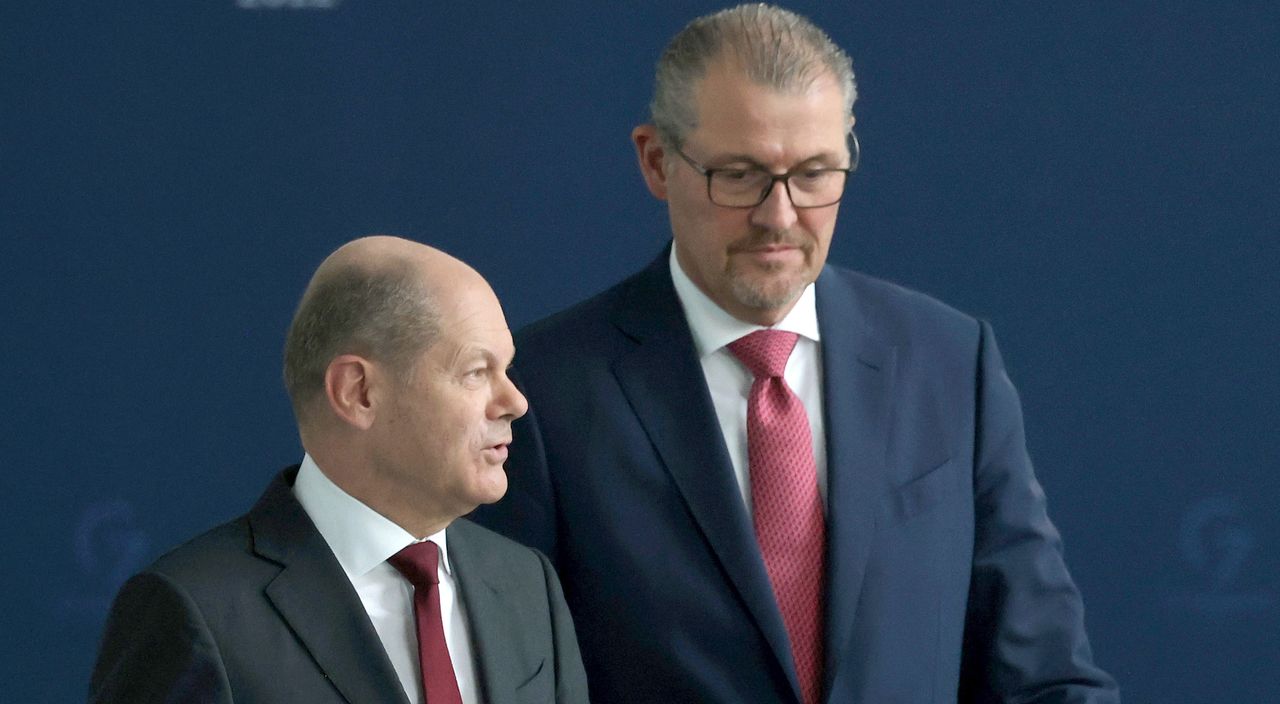The photo shows the Chancellor of Germany, Olaf Scholz, and Rainer Dulger, who is the Chairman of the Federal Association of Employers BDA.
