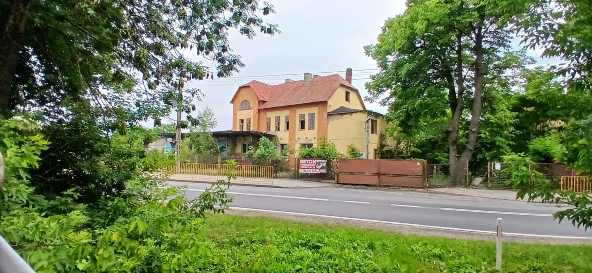 Na zdjęciu budynki po byłej mleczarni w Topoli Królewskiej. Obecnie obiekt należy do Gminy Łęczyca