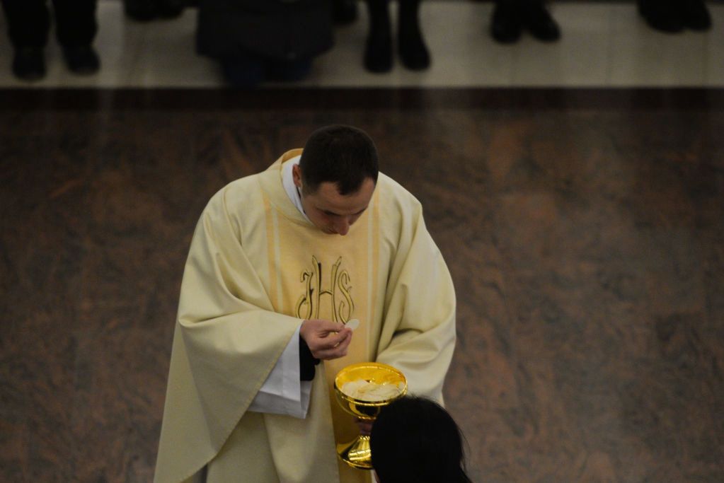 Maseczki ochronne. Czy księża muszą je nosić? Rzecznik KEP tłumaczy