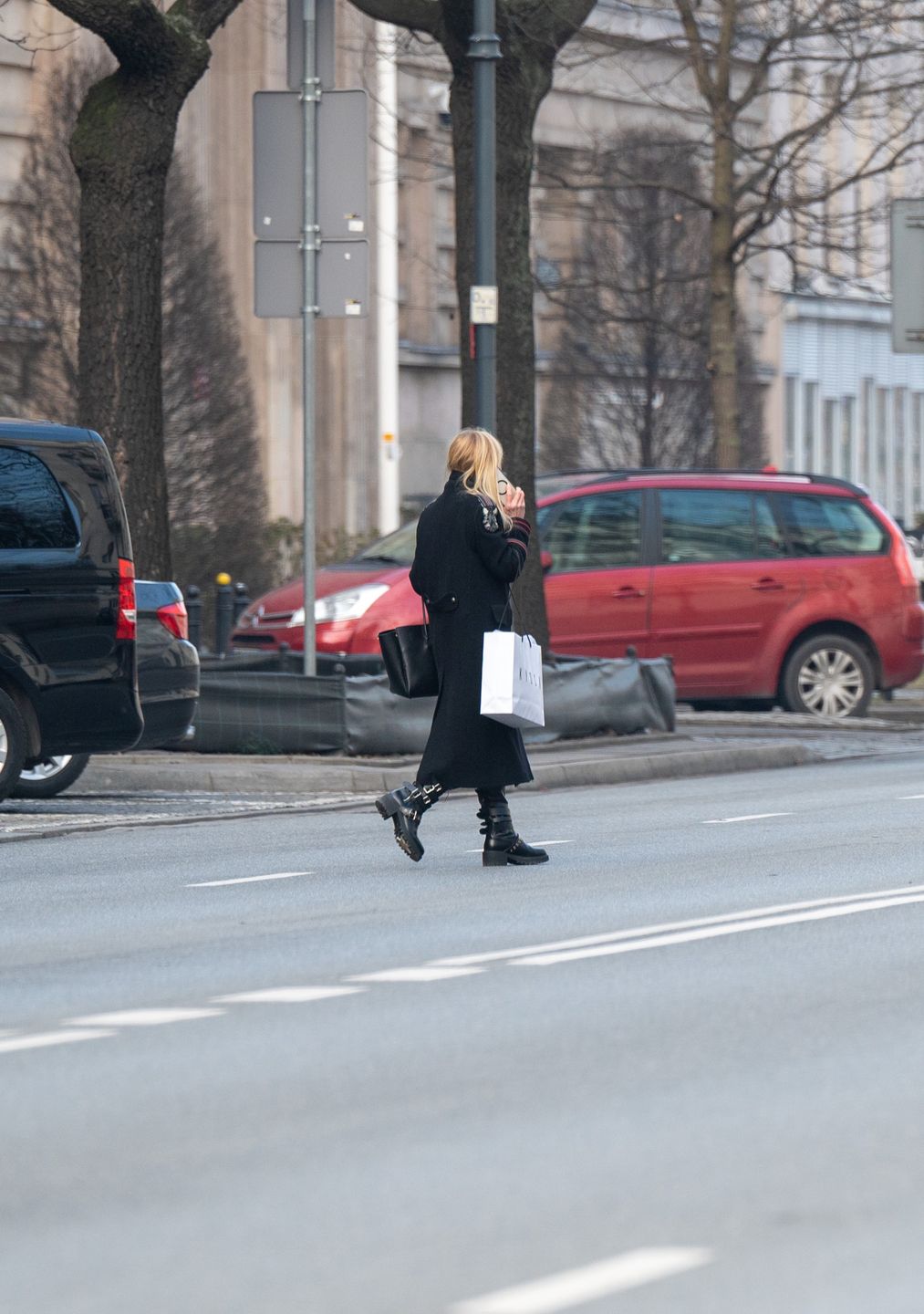 Monika Olejnik wymachuje drogocenną torebką i kalafiorem