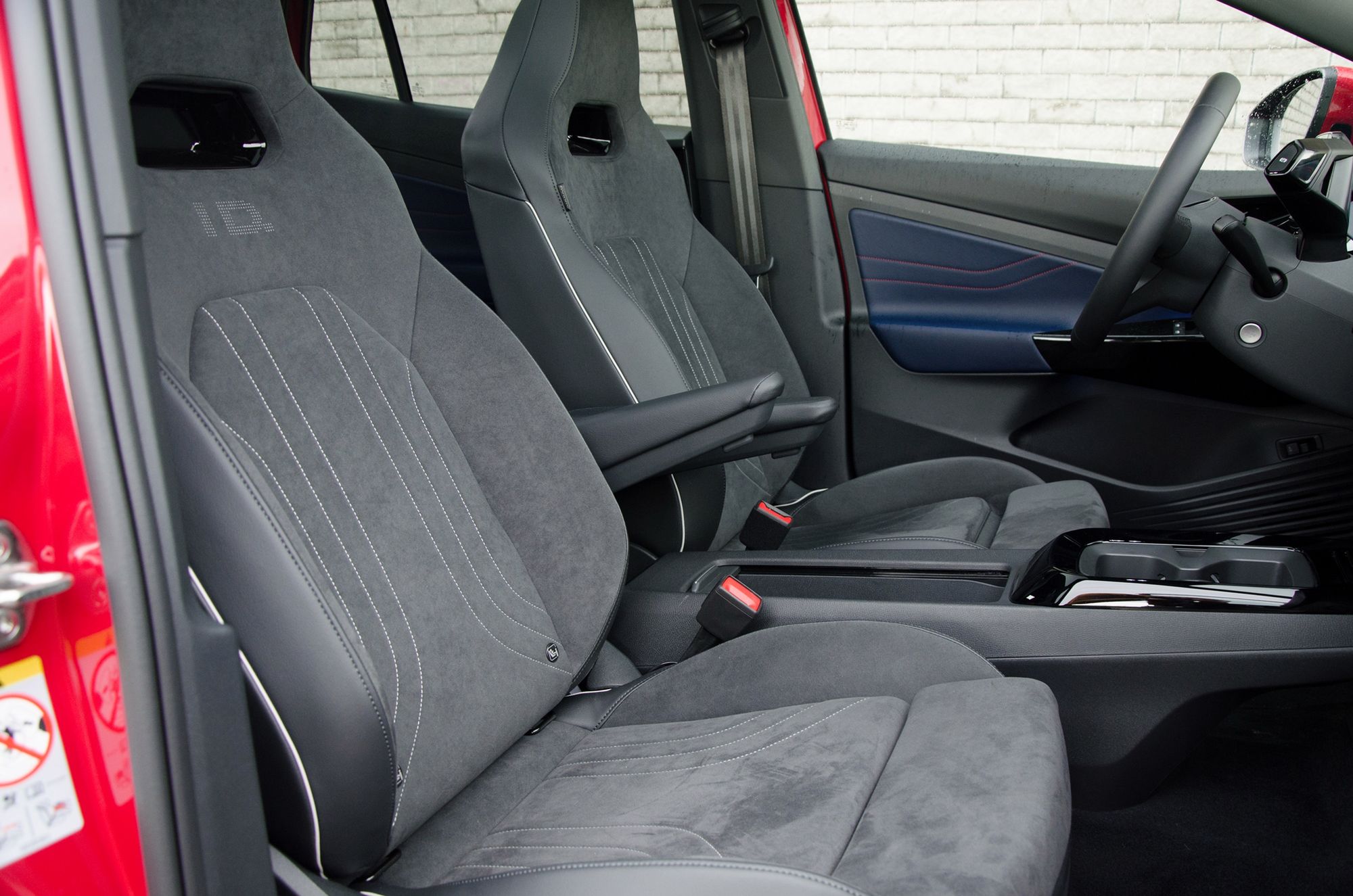 Przedni fotel ma zaczepy isofix, a oba fotele niezależne podłokietniki