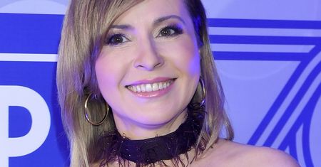 Marta Kielczyk z "Wiadomości" w bogato zdobionej sukni. Prezentuje zgrabną nogę