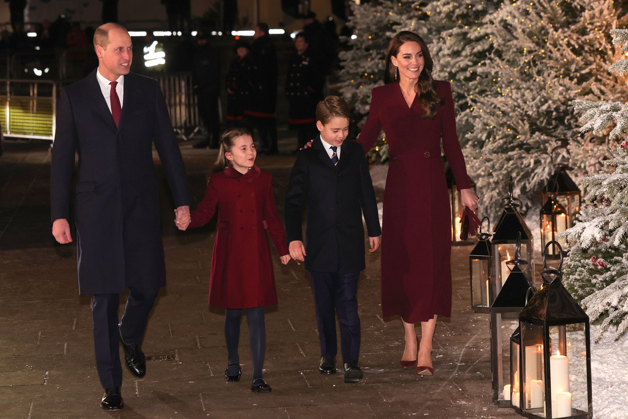 Książę George i księżniczka Charlotte towarzyszą Williamowi i Kate podczas świątecznego koncertu