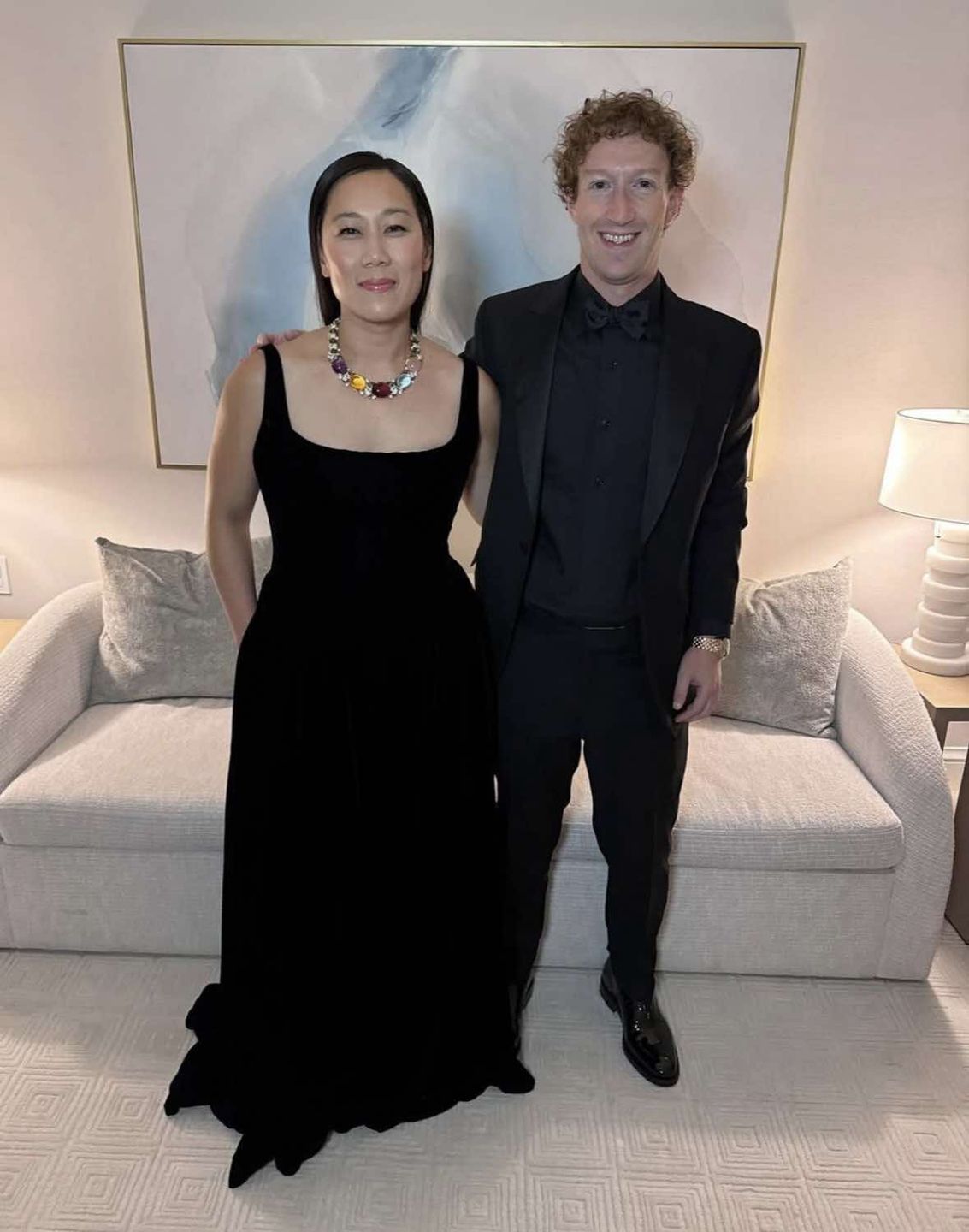 Mark Zuckerberg wpatruje się w dekolt Lauren Sanchez