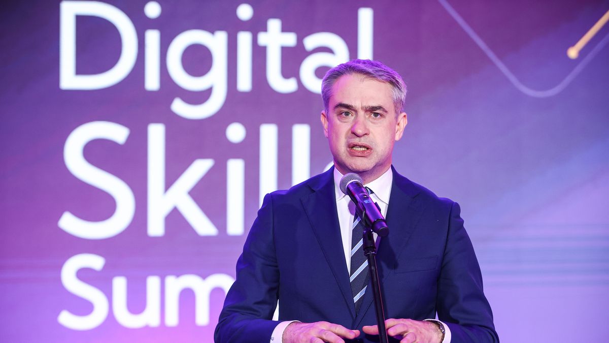 Gliwice, 29.11.2024. Wicepremier, minister cyfryzacji Krzysztof Gawkowski podczas pierwszej edycji Digital Skills Summit, 29 bm. w Gliwicach. Wydarzenie organizuje Ministerstwo Cyfryzacji we współpracy z NASK i Politechniką Śląską. Konferencja skierowana jest do przedstawicieli biznesu, nauki oraz wszystkich zainteresowanych rolą kompetencji cyfrowych w rozwoju gospodarki. (mr) PAP/Jarek Praszkiewicz