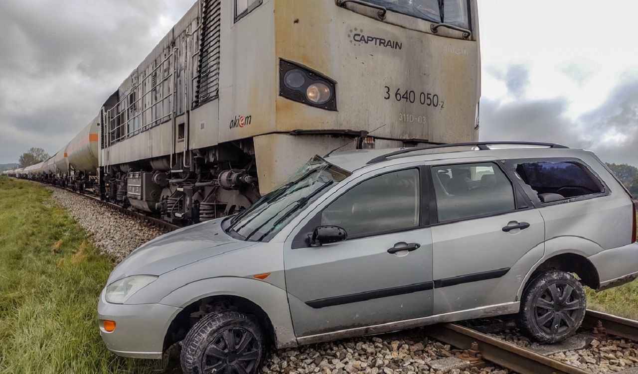 Auto zgasło mu na torach, doszło do wypadku. Policja nie miała litości