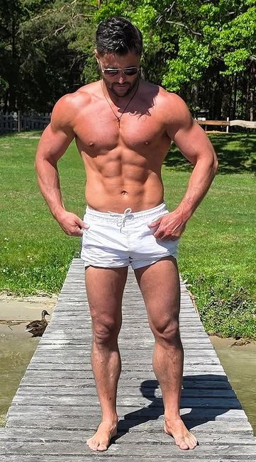 Piotr Mróz chętnie chwali się sylwetką na Instagram 
