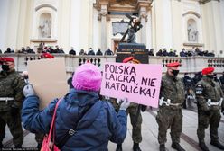 Warszawa. Umorzono postępowanie ws. zrzucenia kobiety ze schodów kościoła