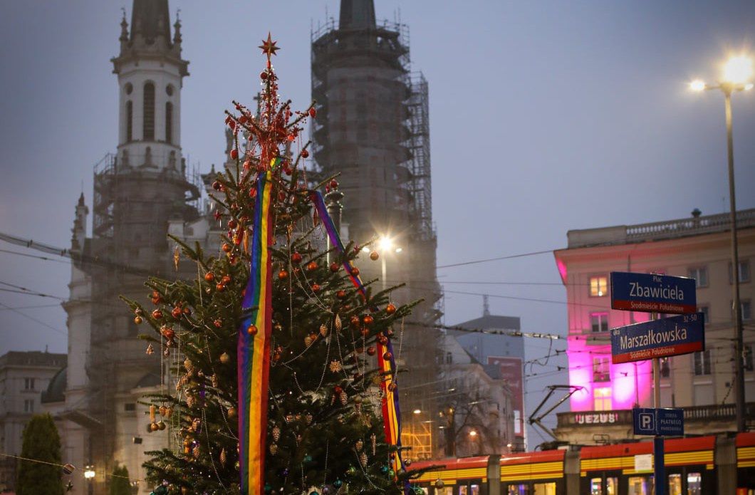 Warszawa: Tęczowa choinka na Placu Zbawiciela. "To wsparcie dla osób LGBT+"