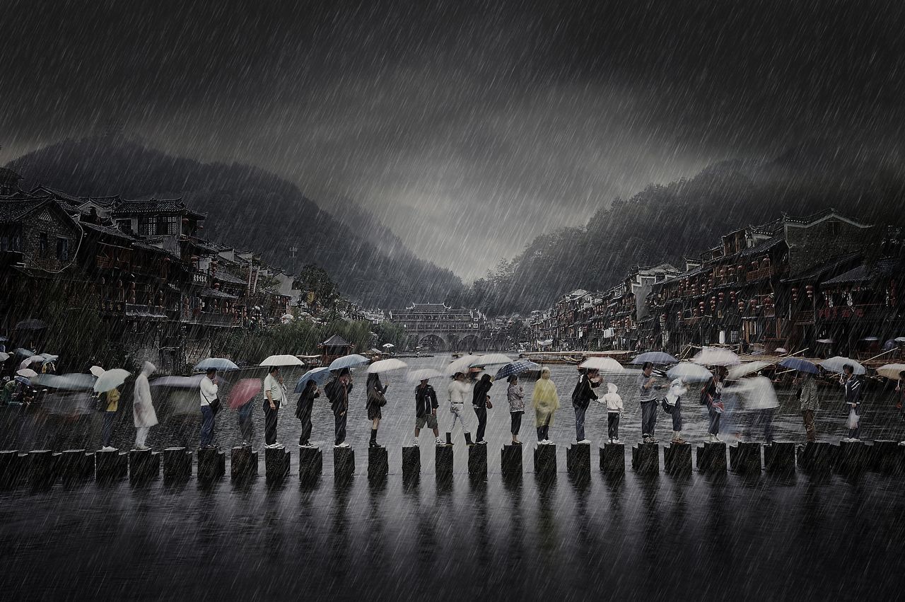 Chiński fotograf amator Chen Li zdobył tytuł fotografa roku w kategorii otwartej. Zwycięskie zdjęcie, zatytułowane „Rain in an ancient town” („Deszcz w starożytnym mieście”) wybrano spośród przeszło 65 tysięcy prac z całego świata. W konkursie otwartym jury oceniało pojedyncze zdjęcie wykonane przez fotografa amatora lub po prostu miłośnika fotografii. Chen Li mieszka w Fenghuang w prowincji Hunan. Fotografią zajmuje się amatorsko od ponad 30 lat.