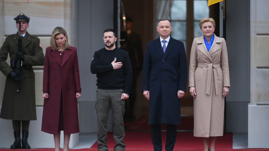 Andrzej Duda, Wo�odymyr Ze�enski, Agata Kornhauser-Duda, O�ena Ze�enskaWarszawa, 05.04.2023. Wizyta oficjalna Prezydenta Ukrainy w Polsce. Prezydent RP Andrzej Duda (2P) z ma��onk� Agat� Kornhauser-Dud� (P) oraz prezydent Ukrainy Wo�odymyr Ze�enski (3L) z ma��onk� O�en� Ze�ensk� (2L) podczas powitania na dziedzi�cu Pa�acu Prezydenckiego w Warszawie, 5 bm. (aldg) PAP/Marcin ObaraMarcin Obaradyplomacja, oficjalna, polityk, polityka, powitanie, spotkanie, wizyta, zagraniczna, agresja Rosji, atak Rosji na Ukrain�, inwazja rosyjska, Wojna na Ukrainie, wojna w Ukrainie, g�owa pa�stwa, para prezydencka, pary prezydenckie, pierwsza dama, pierwsze damy, Agata Kornhauser Duda