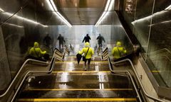 Kałuże i ogromne przecieki. Dwie stacje metra w Warszawie zalewane