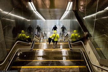 Kałuże i ogromne przecieki. Dwie stacje metra w Warszawie zalewane