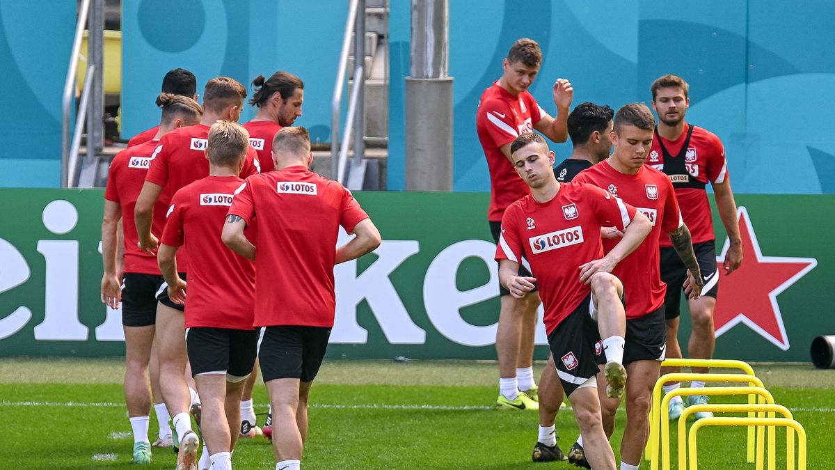 Gdańsk, 21.06.2021. Piłkarskie mistrzostwa Europy - Euro 2020. Zawodnicy reprezentacji Polski podczas treningu kadry w Gdańsku, 21 bm. Polacy przygotowują sie do swego ostatniego meczu w grupie E ze Szwecją, który rozegrają 23 bm. na Stadionie Sankt-Petersburg. (js) PAP/Jan Dzban