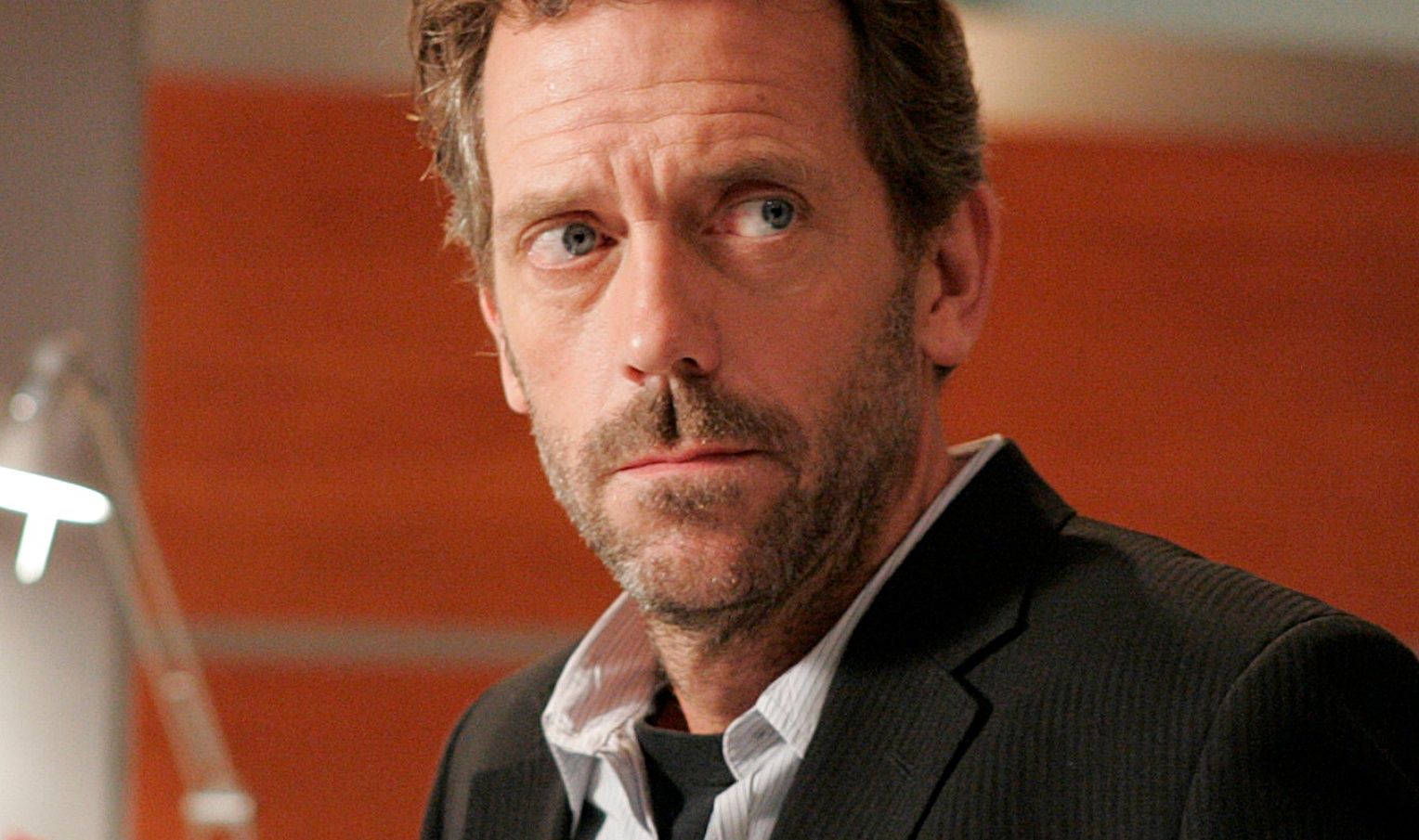 Hugh Laurie przeprasza dziennikarkę. Przyznał, iż był "lekko pijany"