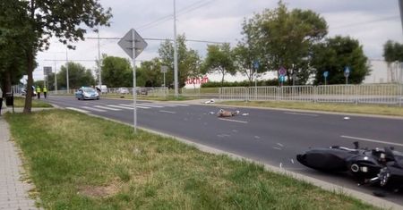 Motocyklistka potrąciła pieszą na pasach. Kobieta doznała obrażeń nóg